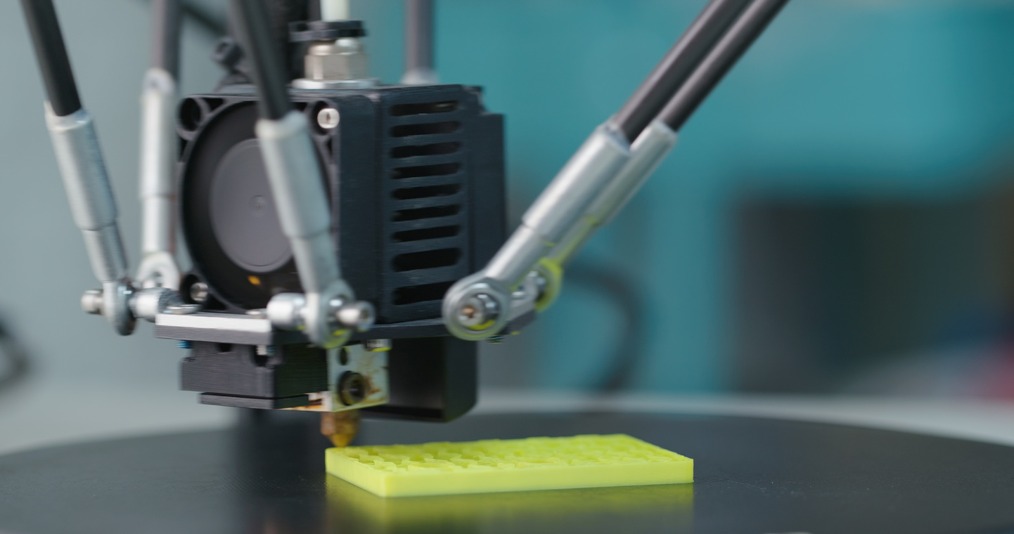 Equipo de fabricación aditiva produciendo una pieza